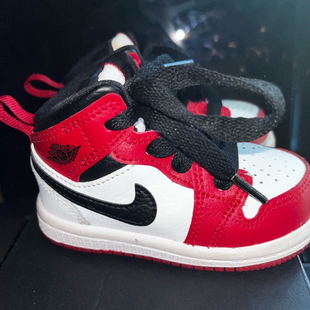 Jordan 1 Mid. Red/white/black